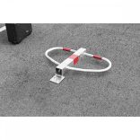 Lehajtható parkolókengyel, negyedfordulatos zárással, csavarral rögzíthető