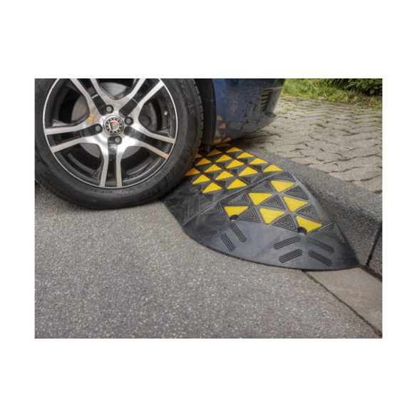 Szegélykő-felhajtórámpa,  600 x 360 x 150 mm,