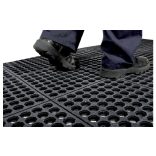 Munkahelyi padlóvédő burkolat, lyukacsos kivitelben, magasság 19 mm, 900 x 900 mm