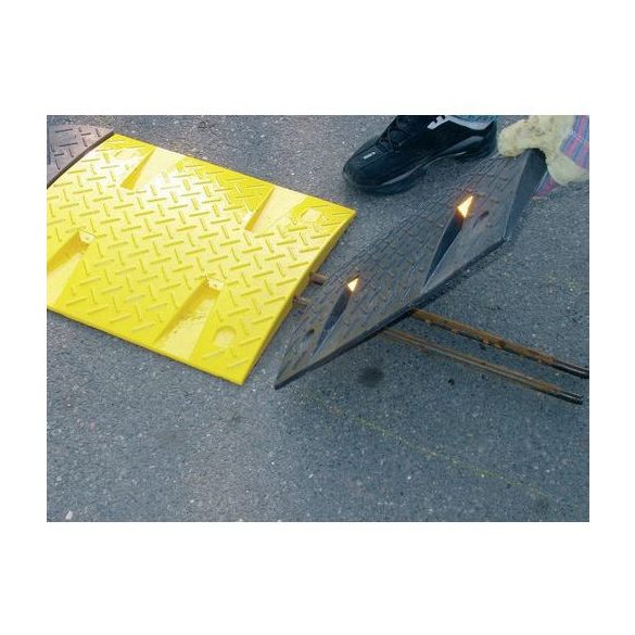 AM30 ZS Forgalom lassító fekvőrendőr záró elem 30 km/h 215x430x30 mm