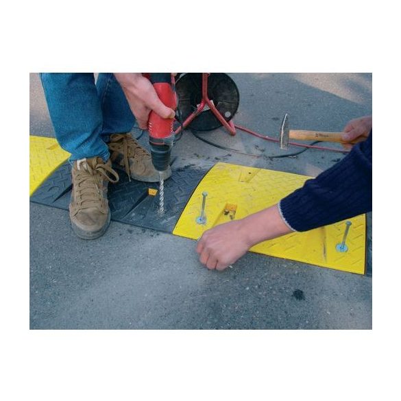 AM30 ZF Forgalom lassító küszöb (fekvőrendőr) záró elem 30 km/h 215x430x30 mm