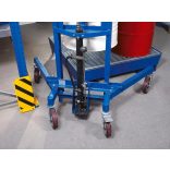 Hordóemelő, hordófogóval, 200 literes bordás acélhordó, állítható alvázú, emelési magasság 0-1060 mm